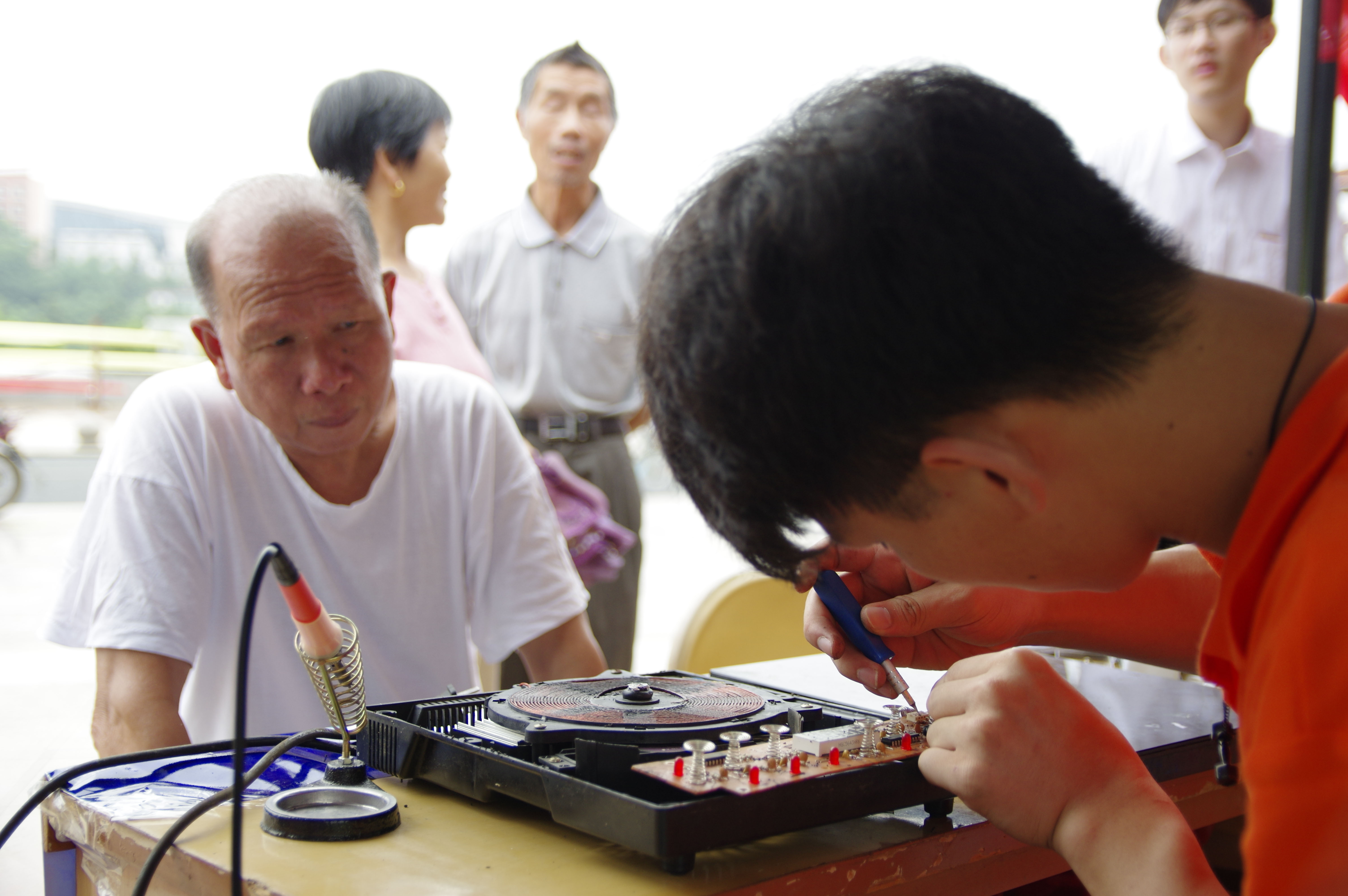 福大电气学院小队为群众服务  郑昊焜摄影